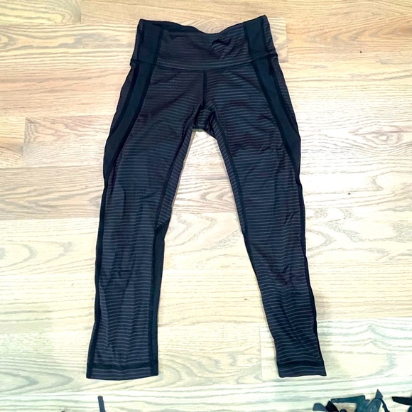 Lululemon athletica white strip capri leggings size 4 - Picture 2 of 10